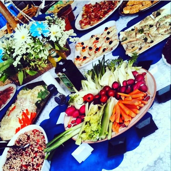 Buffet con verdure e antipasti