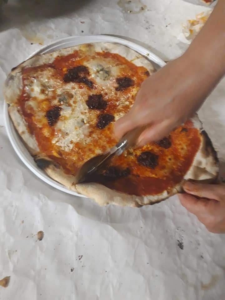 Pizza cotta nel forno a legna