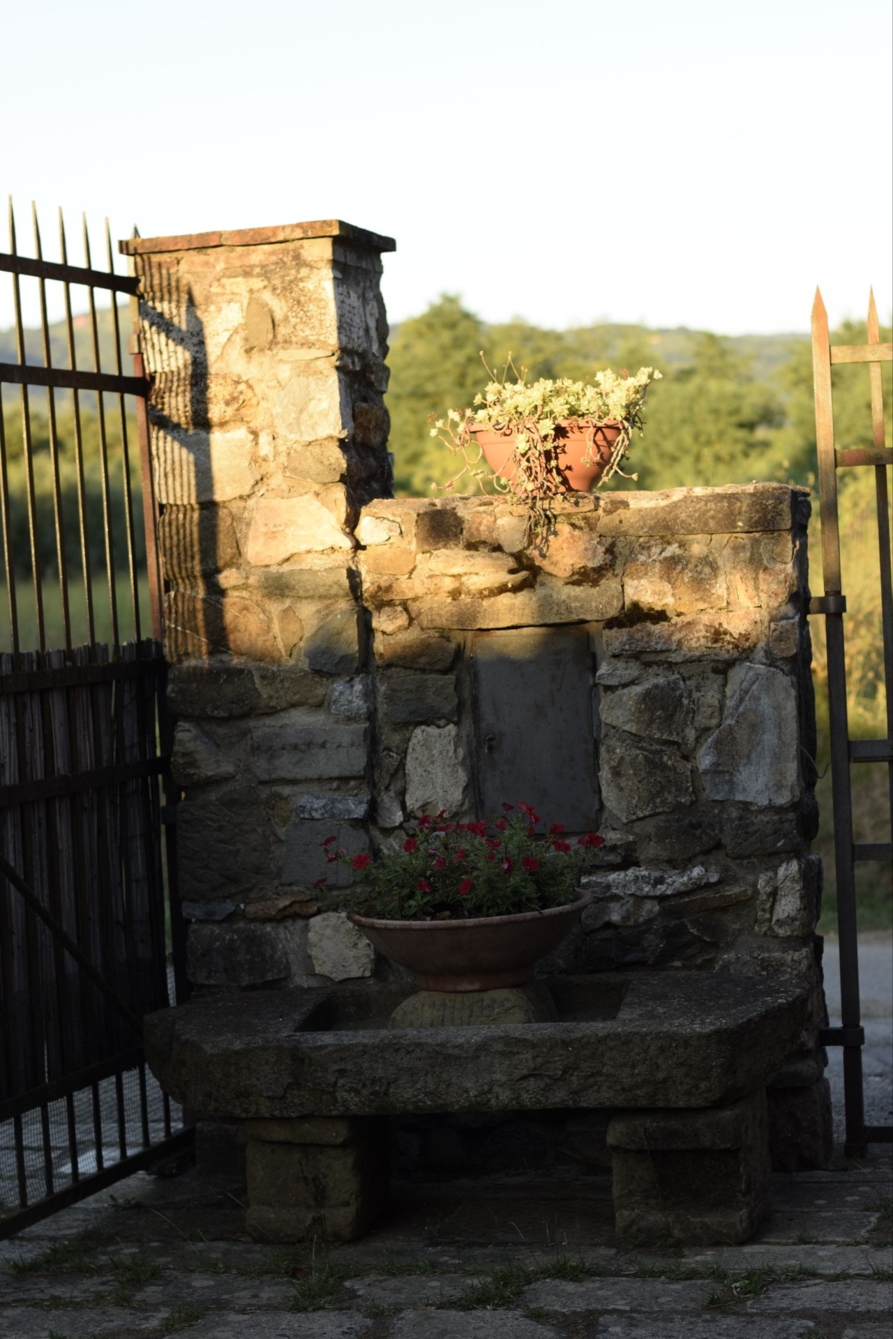 Fontana in pietra all'ingresso