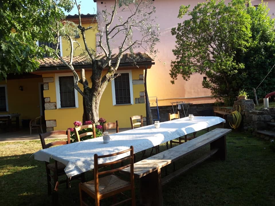 Tavolata nel giardino del casolare