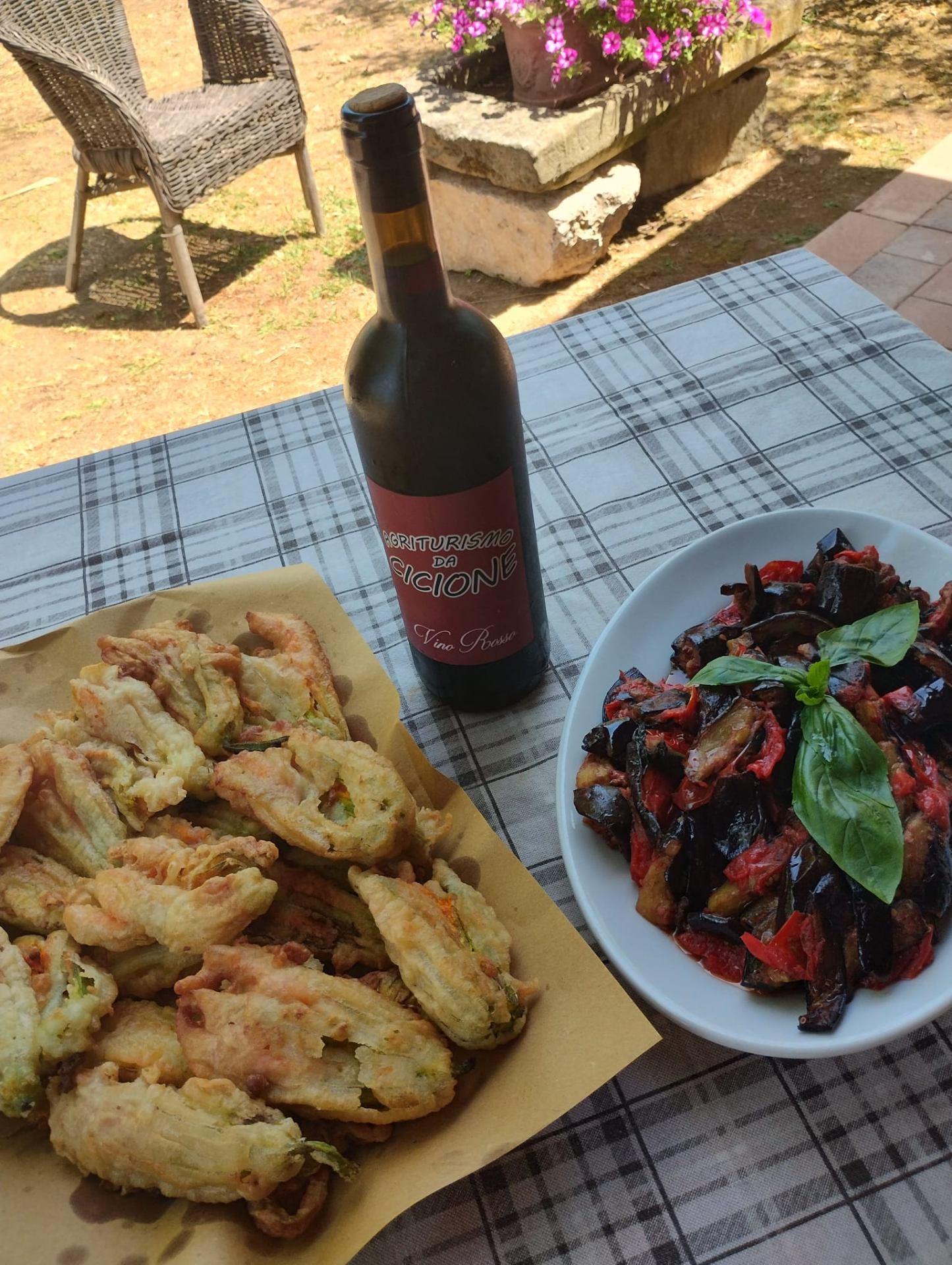 Fiori di zucca fritti e melanzane con vino
