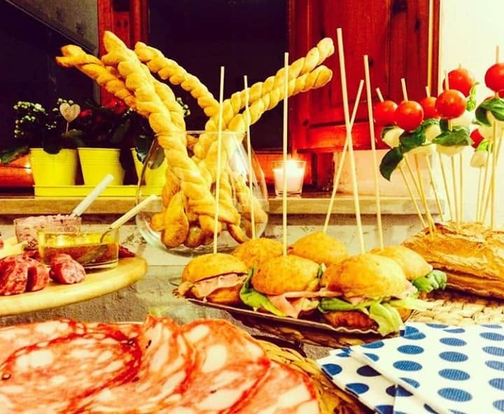 Buffet con grissini, tartine e spiedini caprese