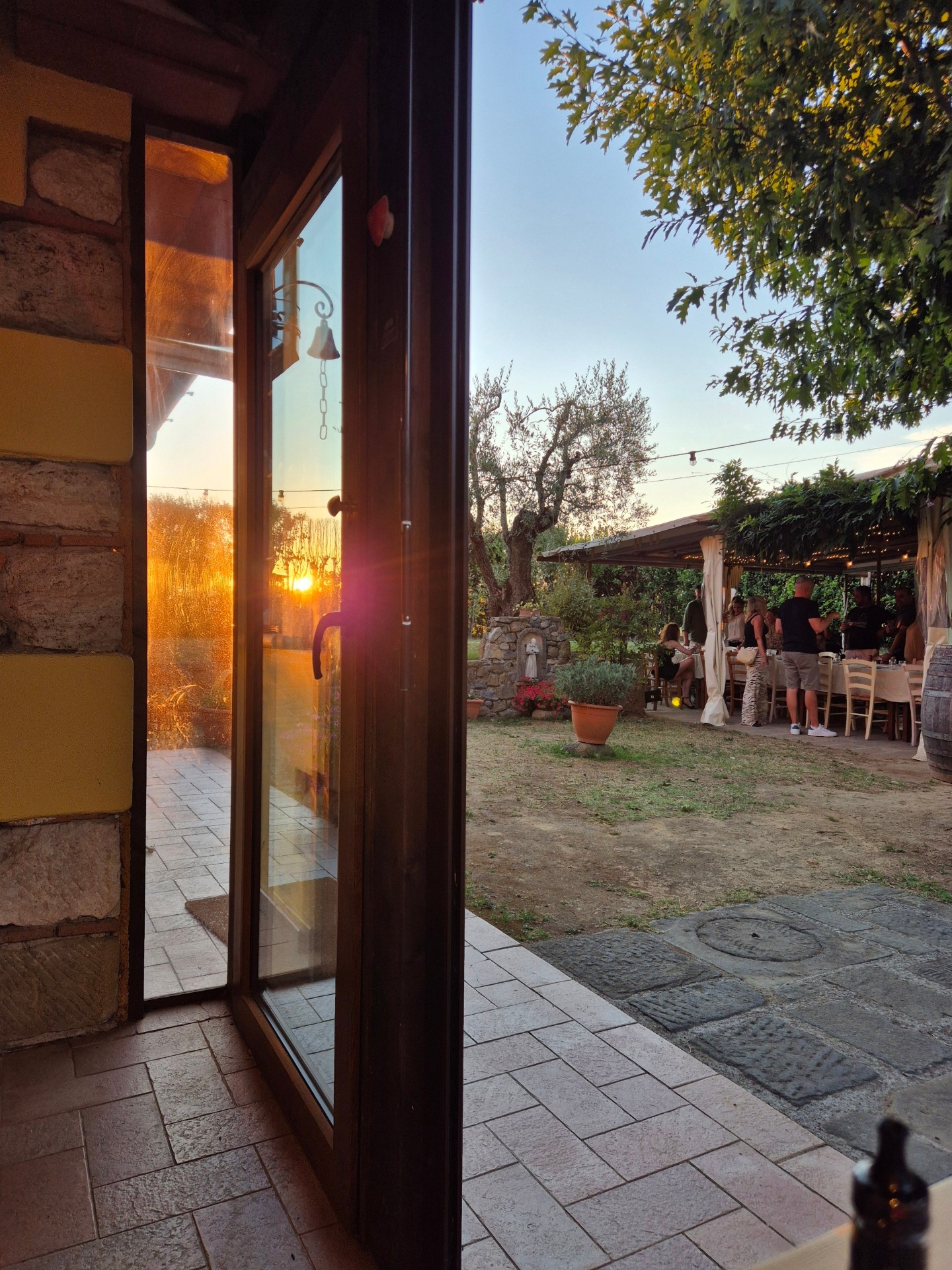 Ingresso al tramonto con evento in corso