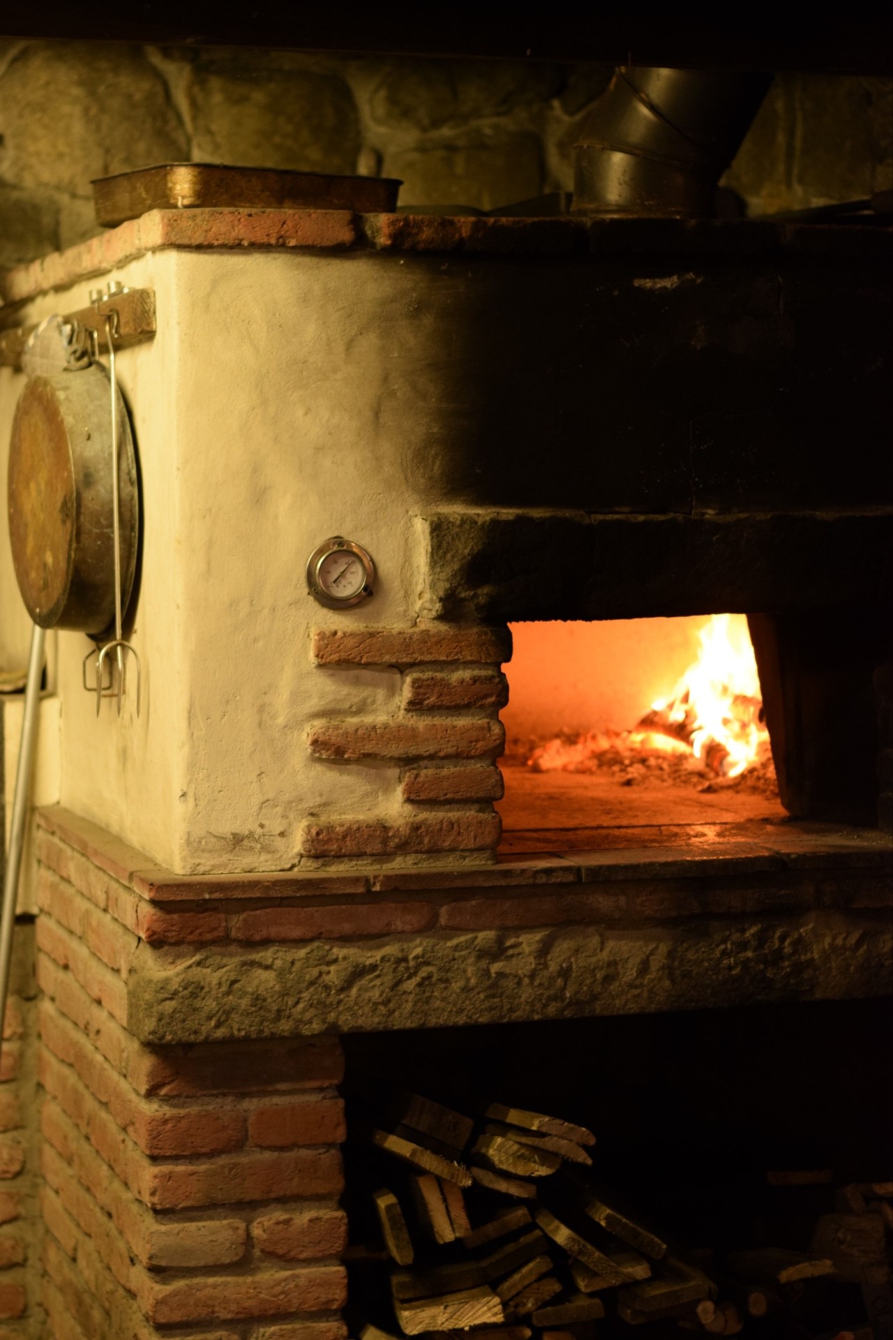 Forno a legna acceso