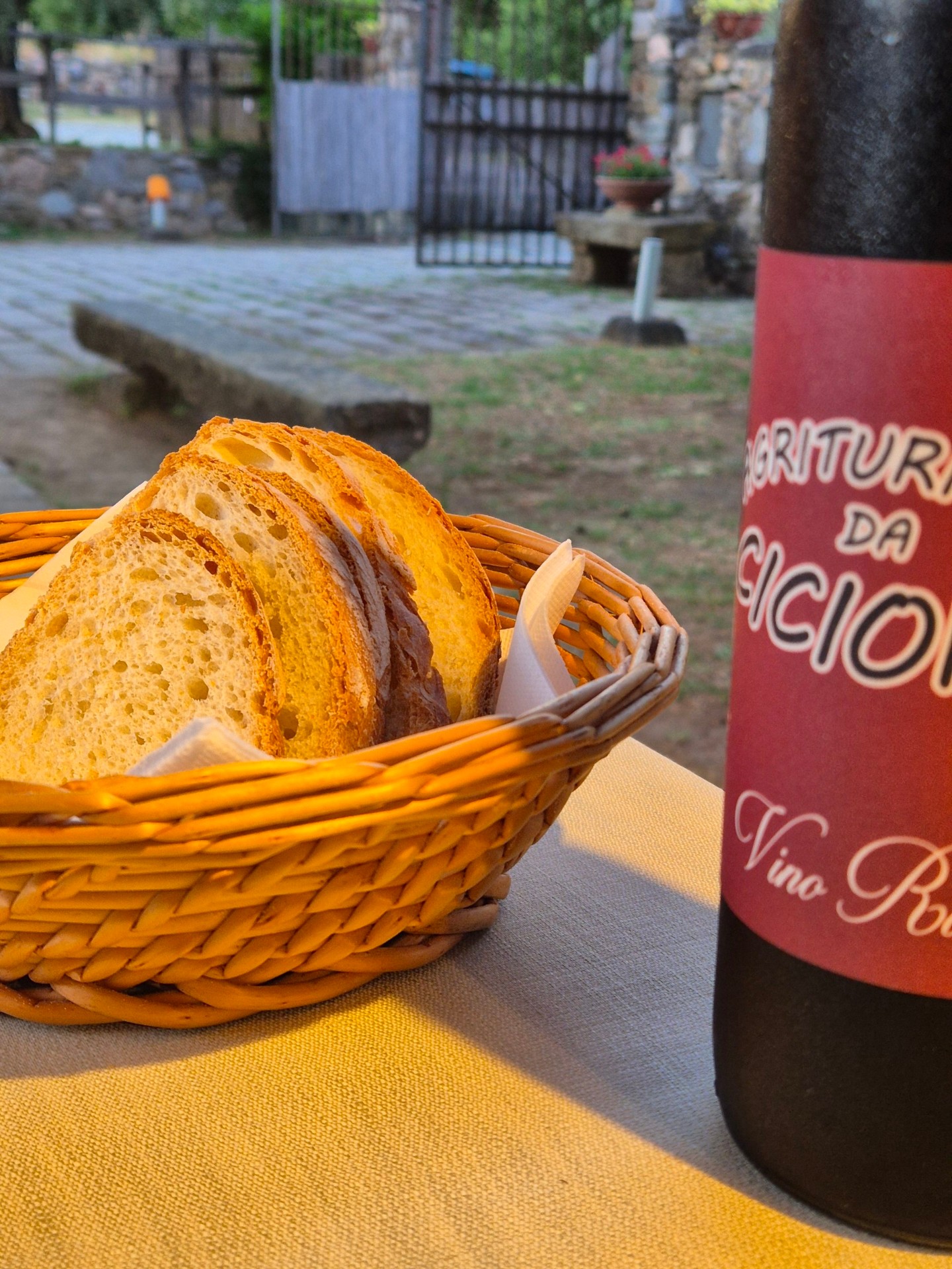 Cestino di pane con vino rosso Da Cicione
