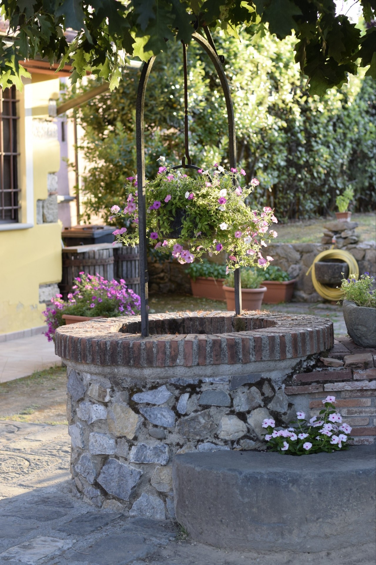 Pozzo in pietra con fiori