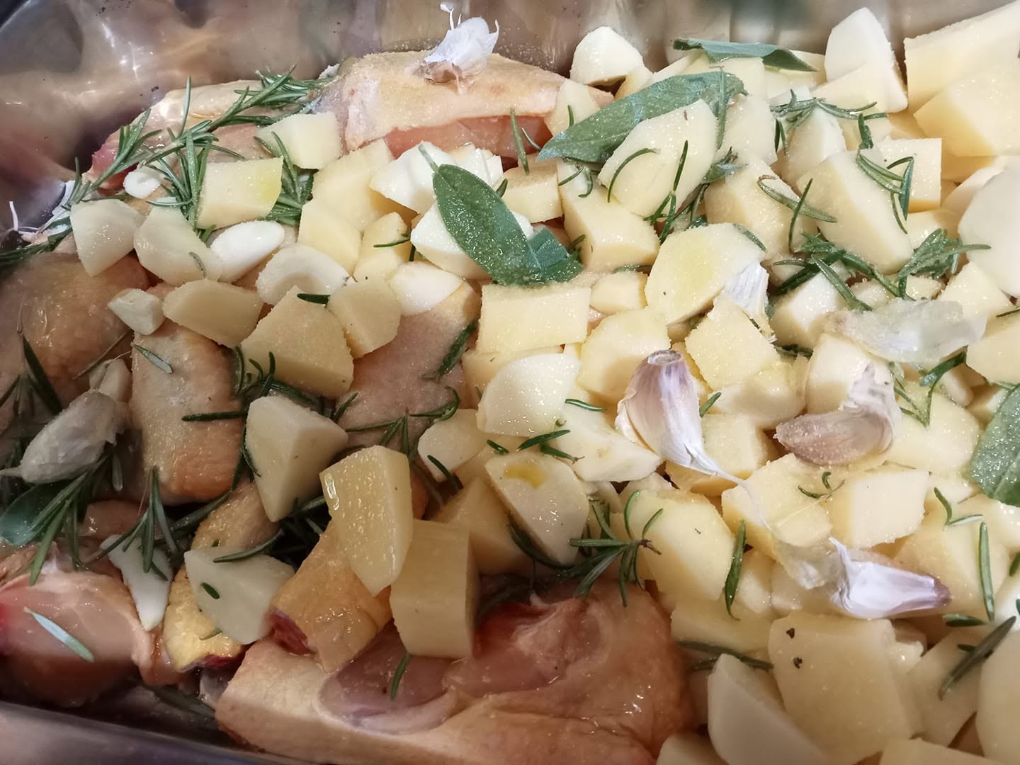 Arrosto con patate, aglio e rosmarino