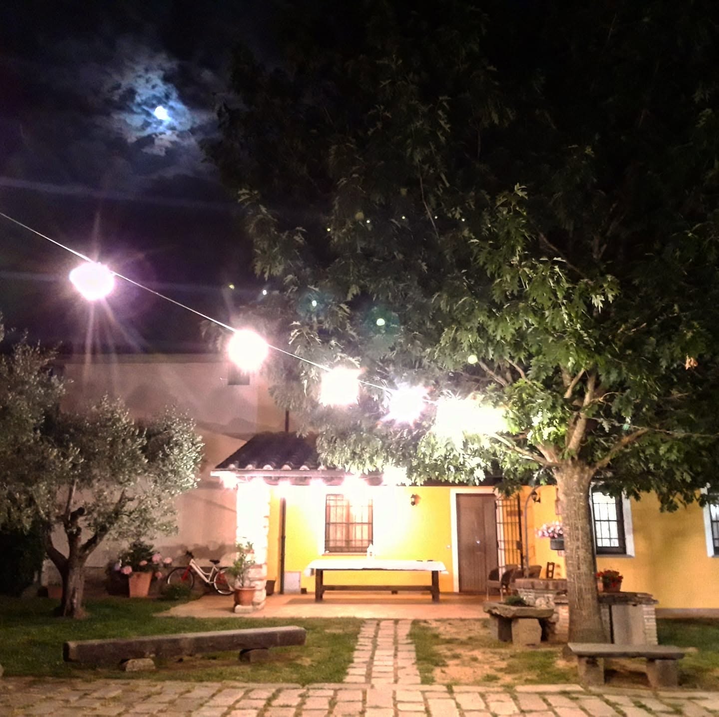 Casolare illuminato di notte con luna