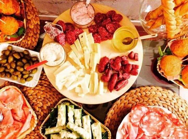 Tagliere con salumi, formaggi e olive