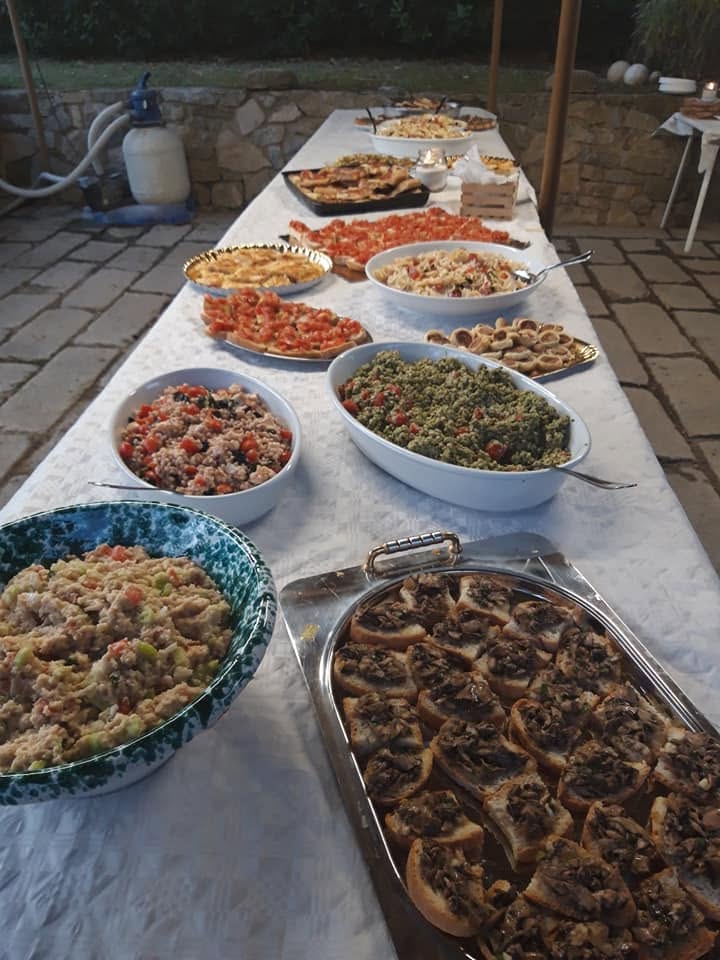 Tavolo buffet con antipasti
