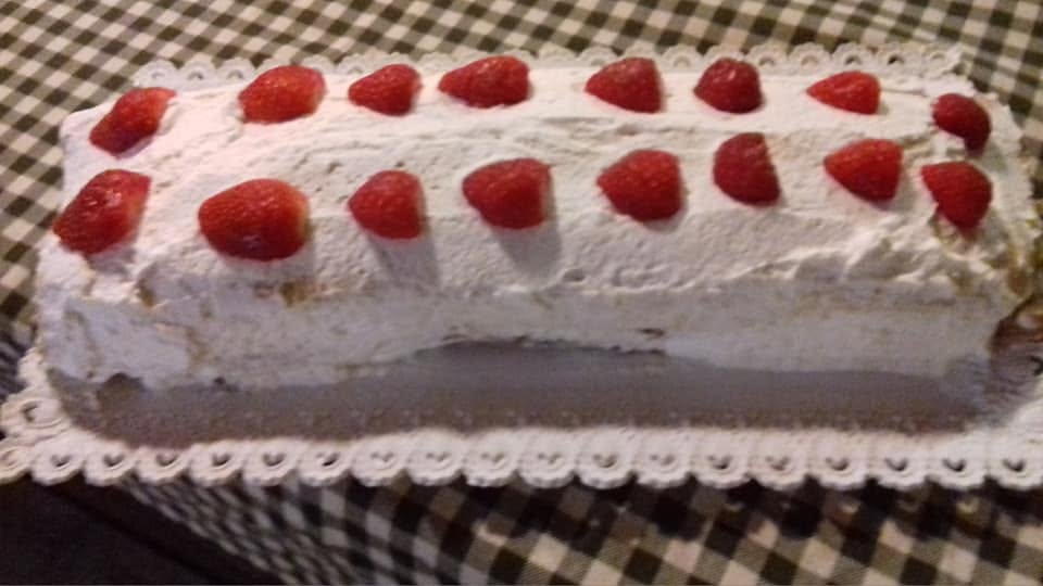 Rotolo di panna e fragole