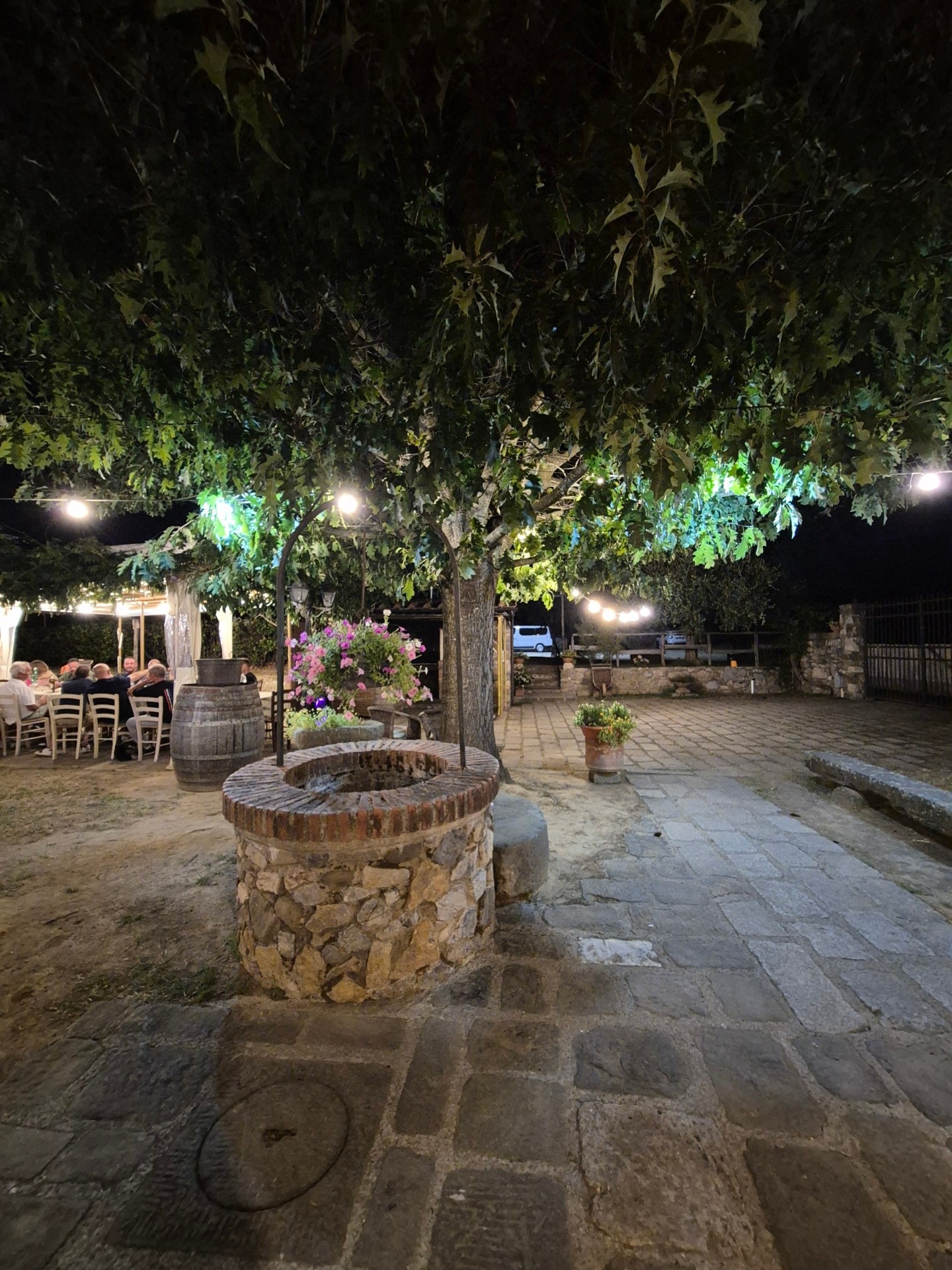 Cortile illuminato di notte con pozzo