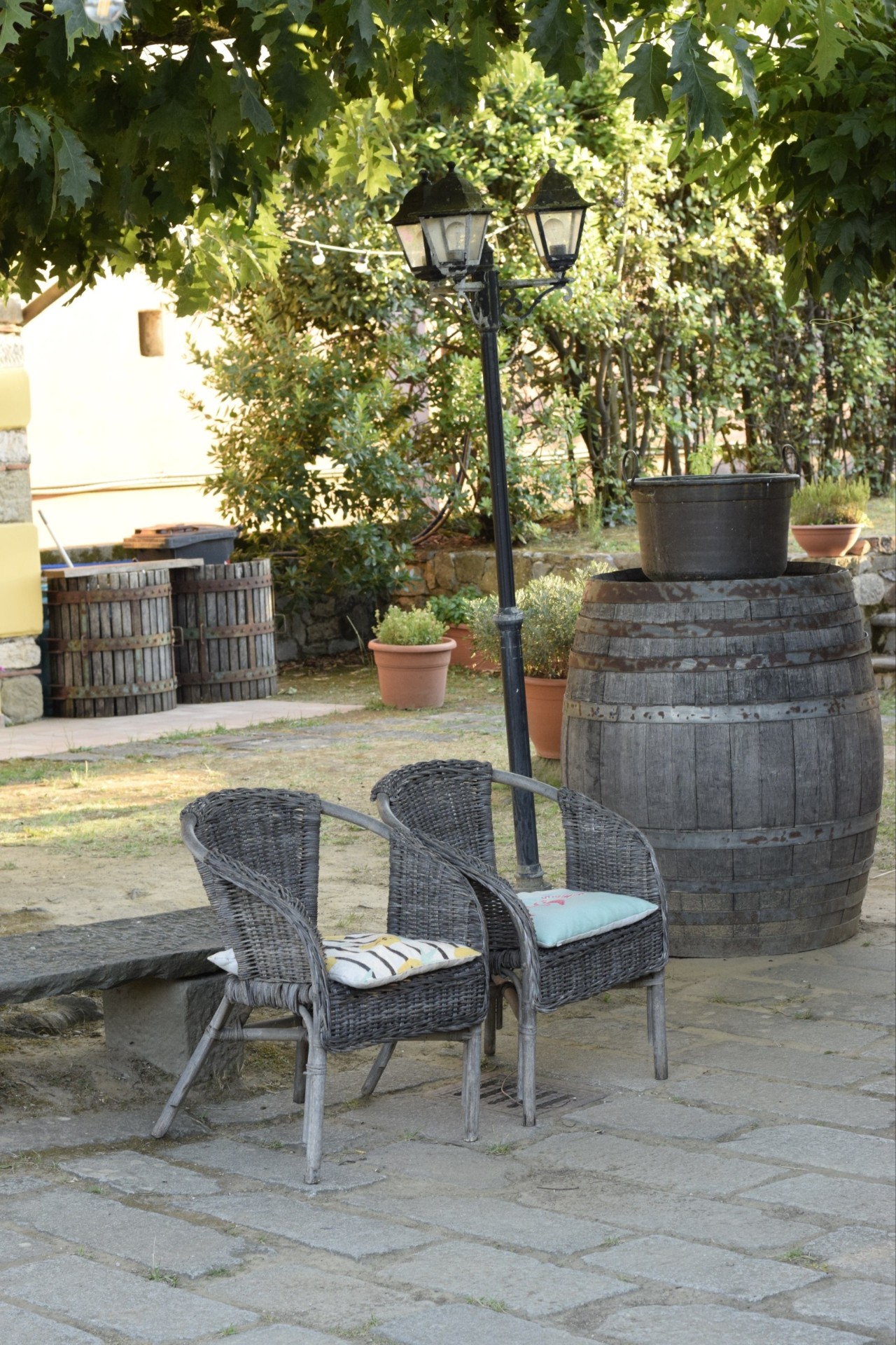 Angolo relax con poltrone in vimini